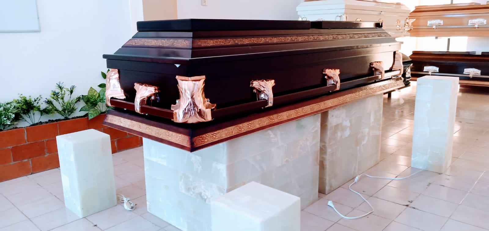 Exposición de ataúdes publicada por Funeraria Vida y Esperanza