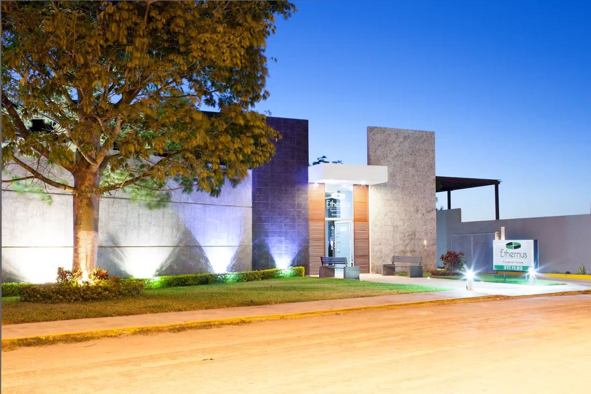 Fachada de Ethernus Funeral Home en Santa Gertrudis Copó, Mérida