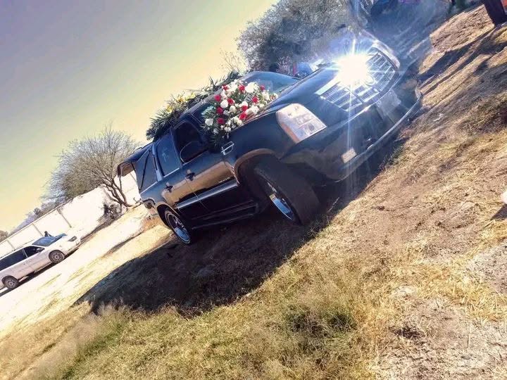 Carroza de Funerales Santa Cruz con arreglo floral