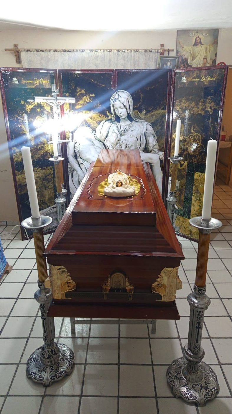 Ataúd con montaje ceremonial de Funerales La Piedad