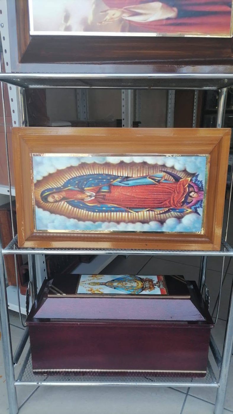 Urna de madera con imagen de la Virgen de Guadalupe