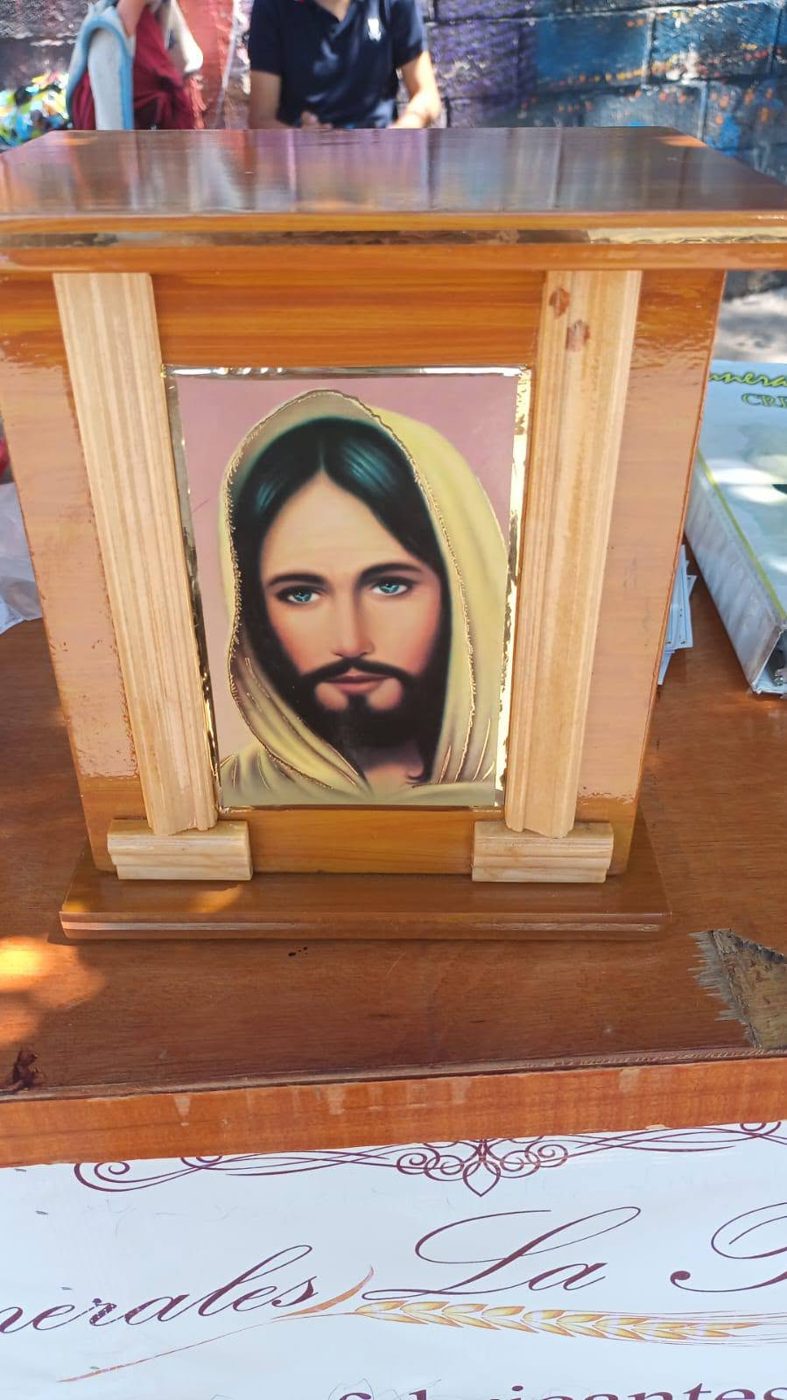 Urna de madera con imagen de Jesucristo