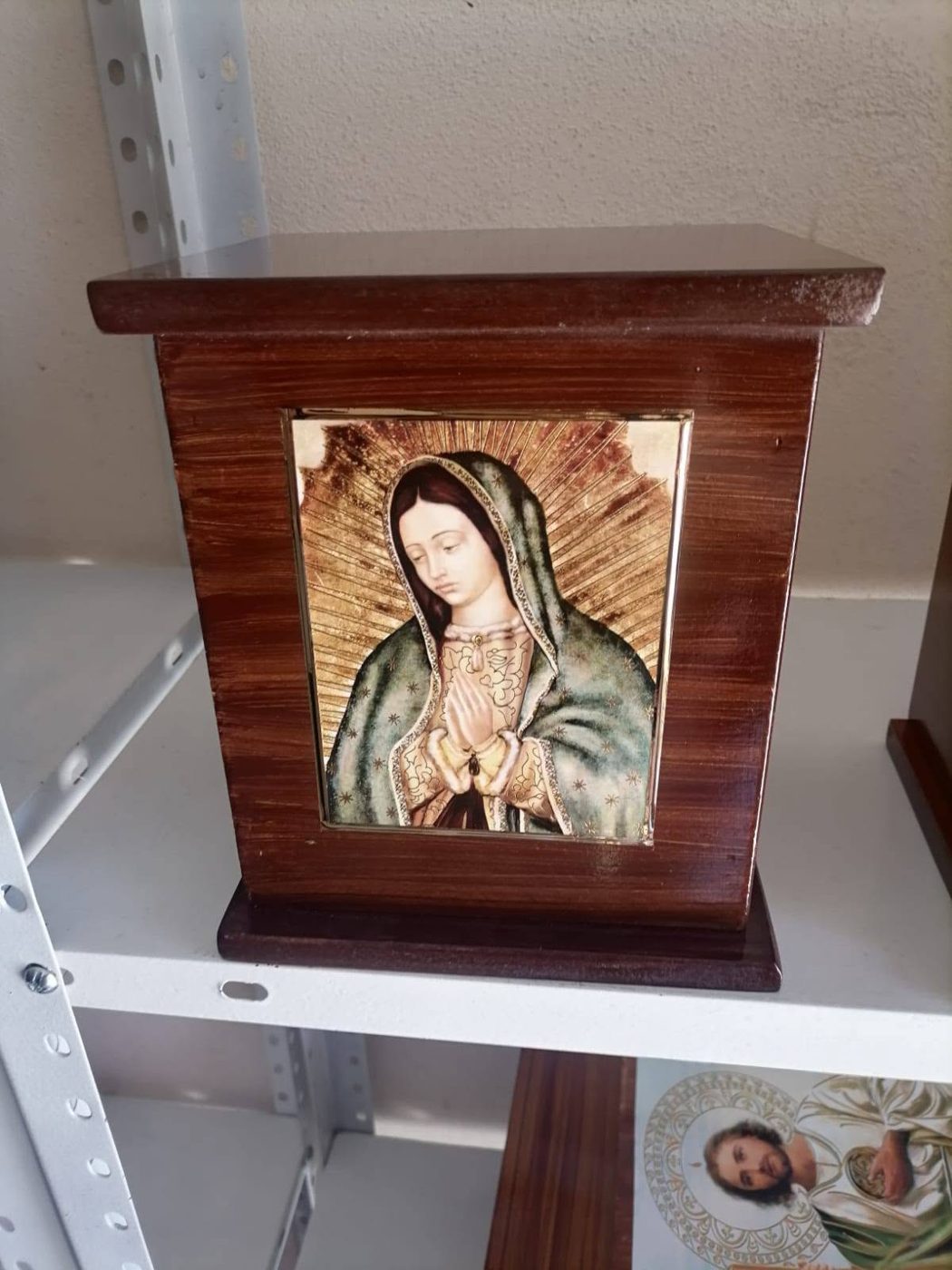 Urna con imagen de la Virgen de Guadalupe en Funerales La Piedad