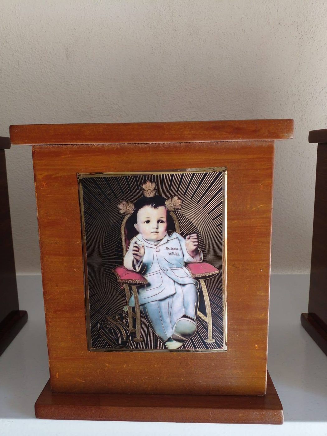Urna infantil de madera con motivo religioso