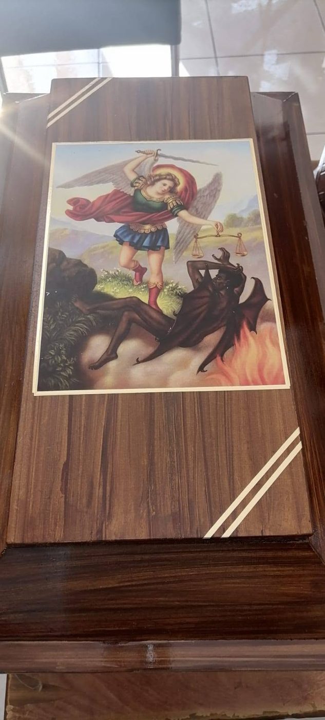 Urna de madera con escena religiosa