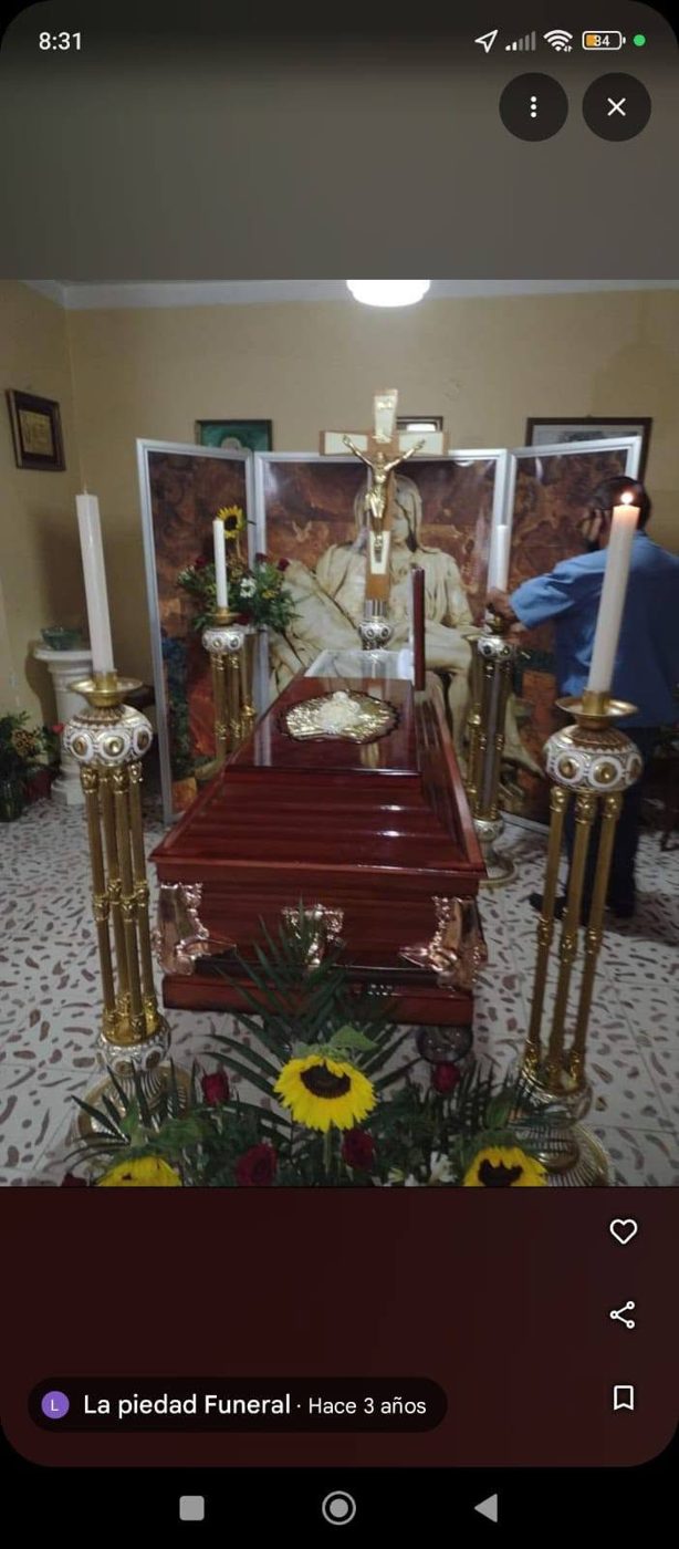 Ataúd con arreglo floral en Funerales La Piedad