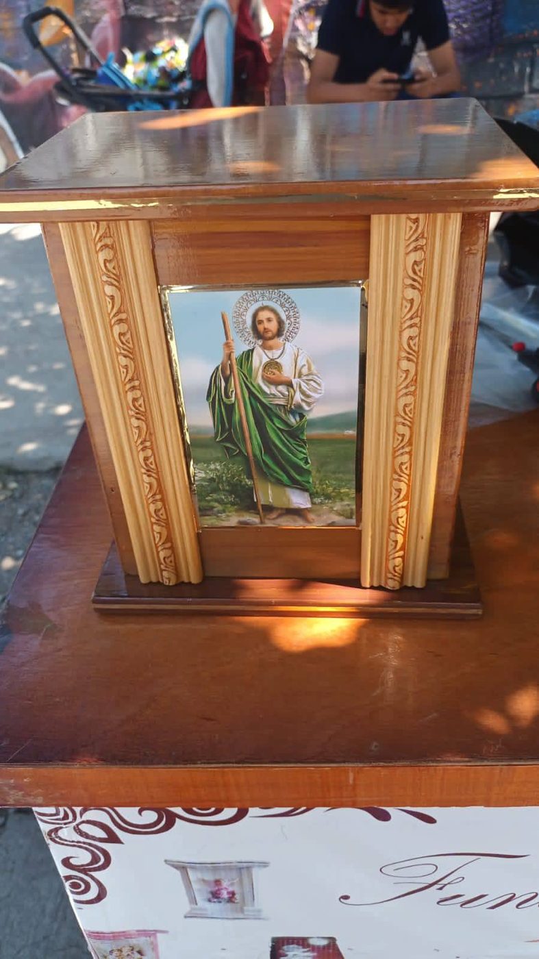 Urna de madera con imagen de San Judas Tadeo