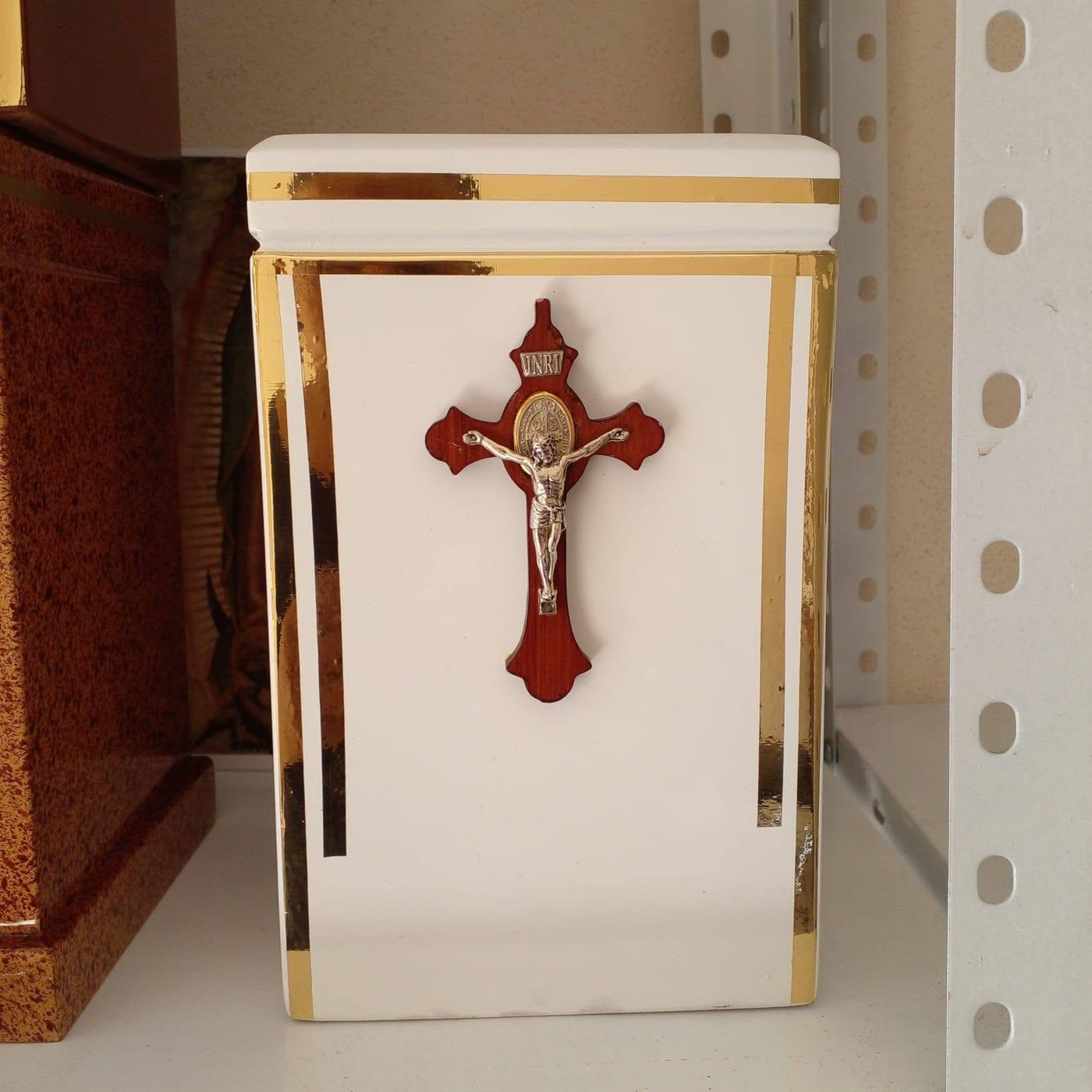 Urna funeraria de madera con crucifijo