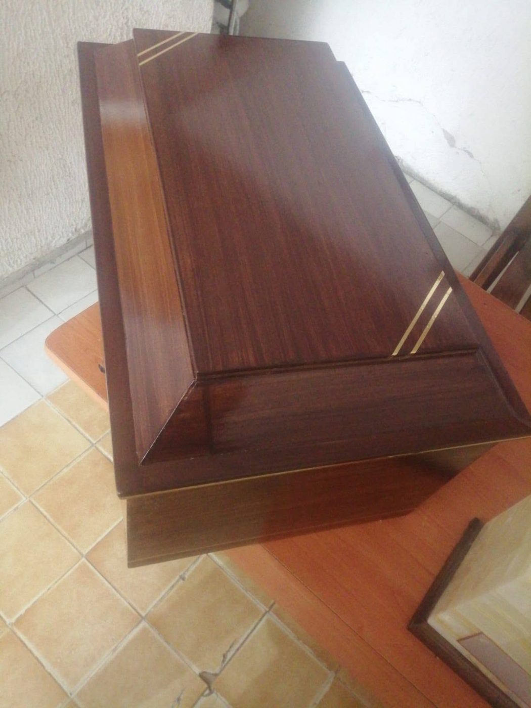 Urna funeraria de madera barnizada