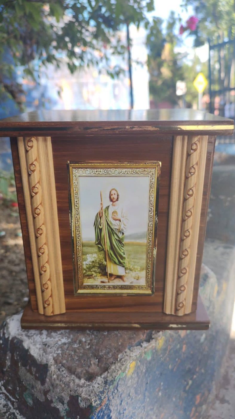 Urna de madera con motivo de San Judas Tadeo