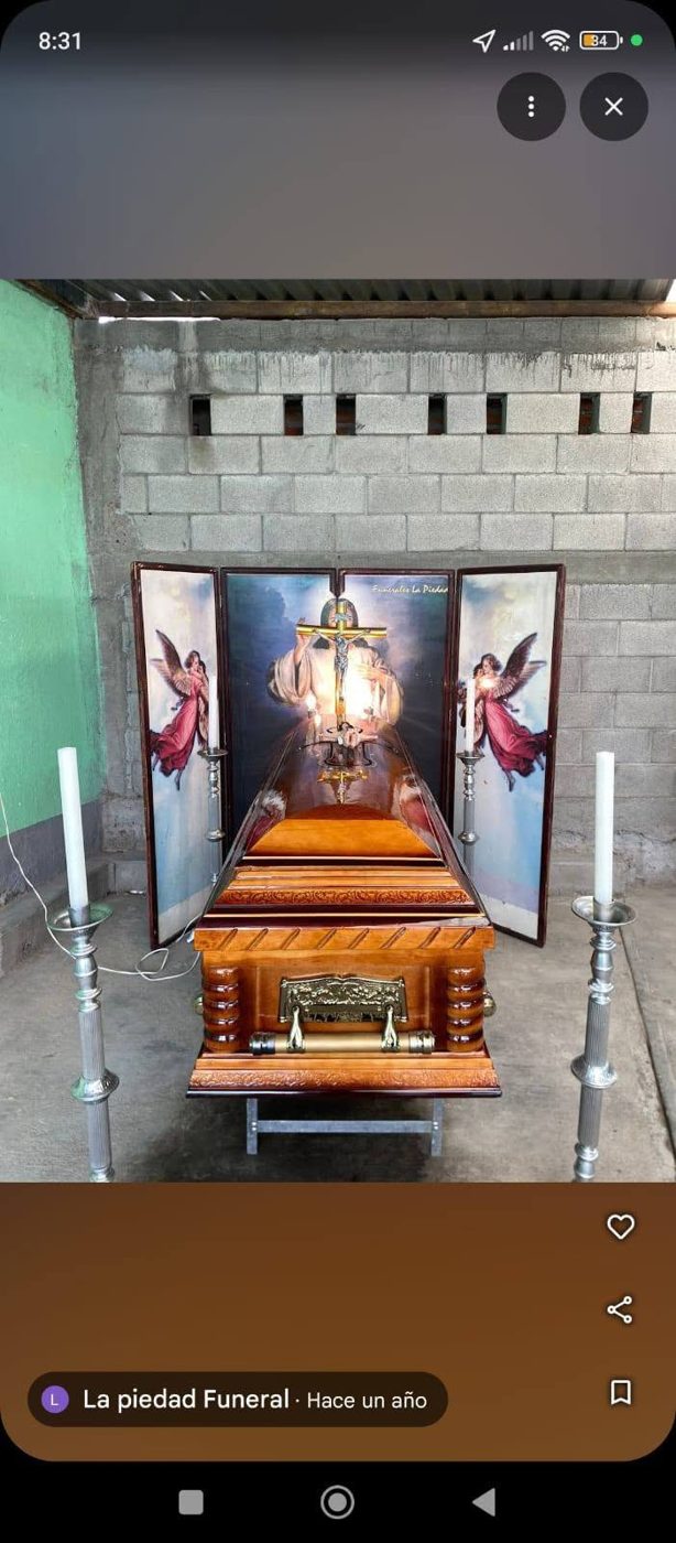 Montaje ceremonial con ángeles y ataúd