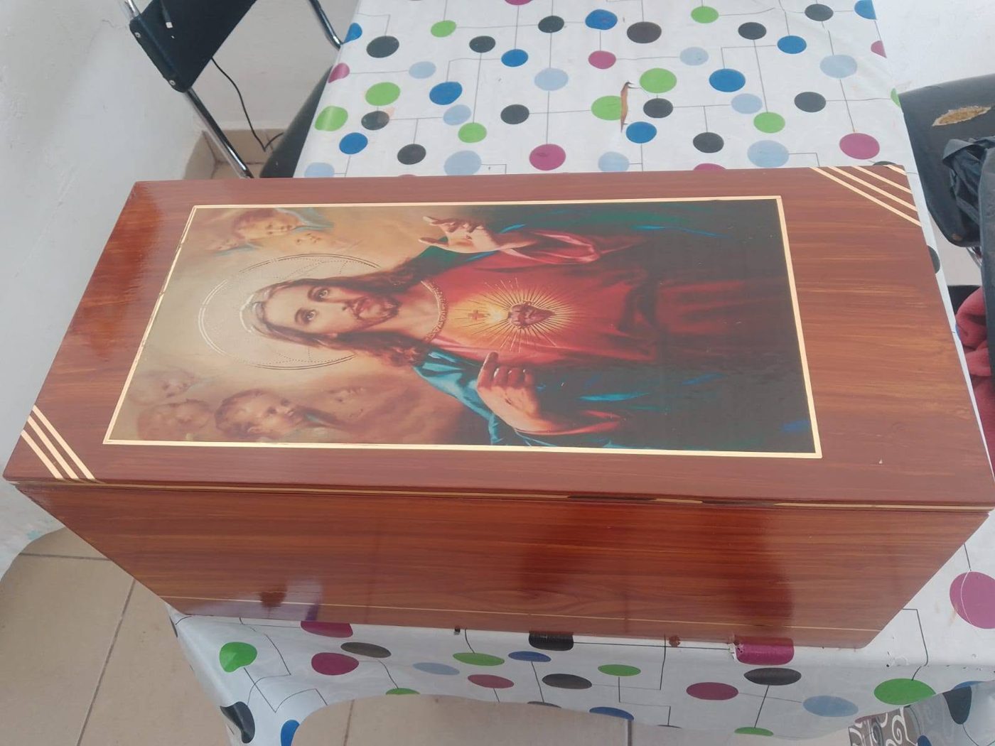 Urna funeraria rectangular con motivo religioso