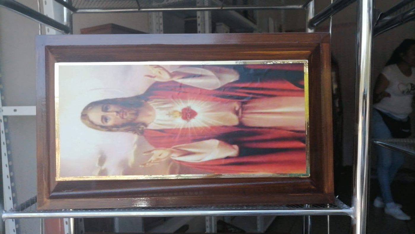 Urna con imagen religiosa del Sagrado Corazón