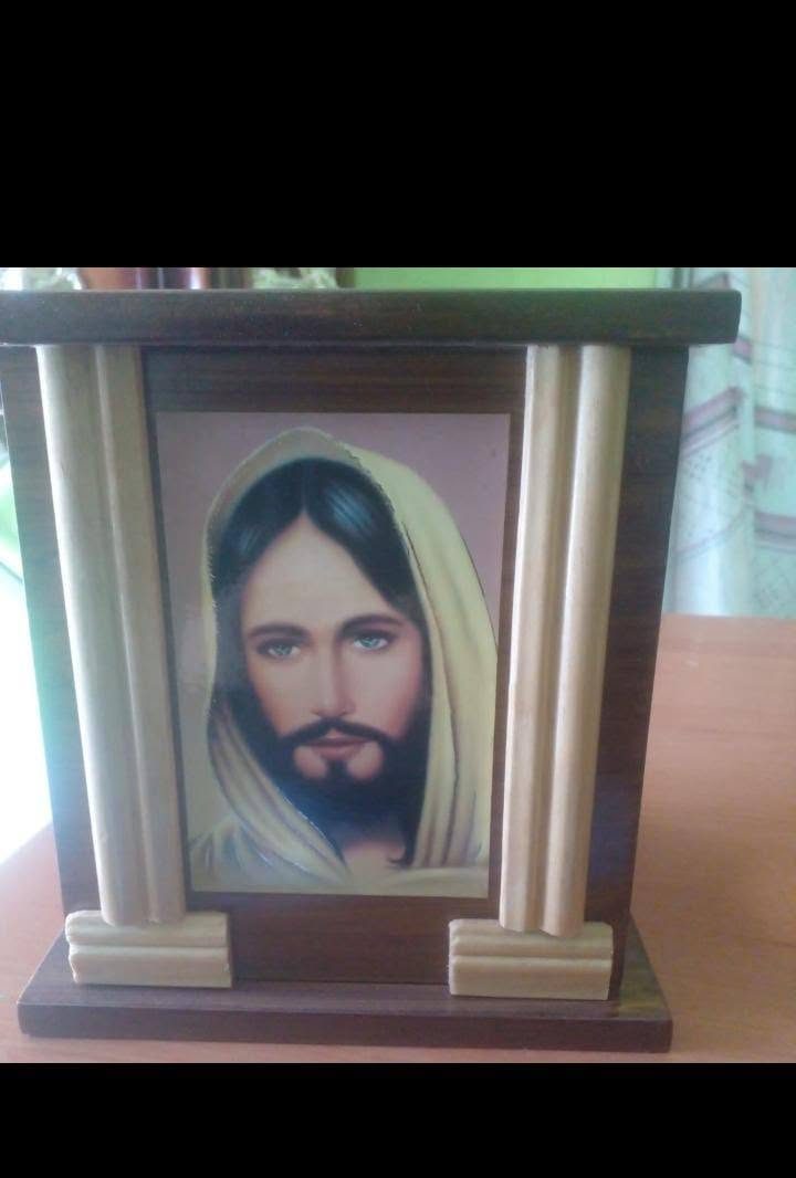 Urna de madera con retrato de Jesucristo