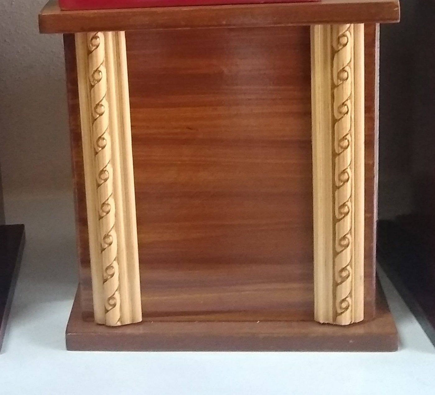Marco de madera decorativo para urna