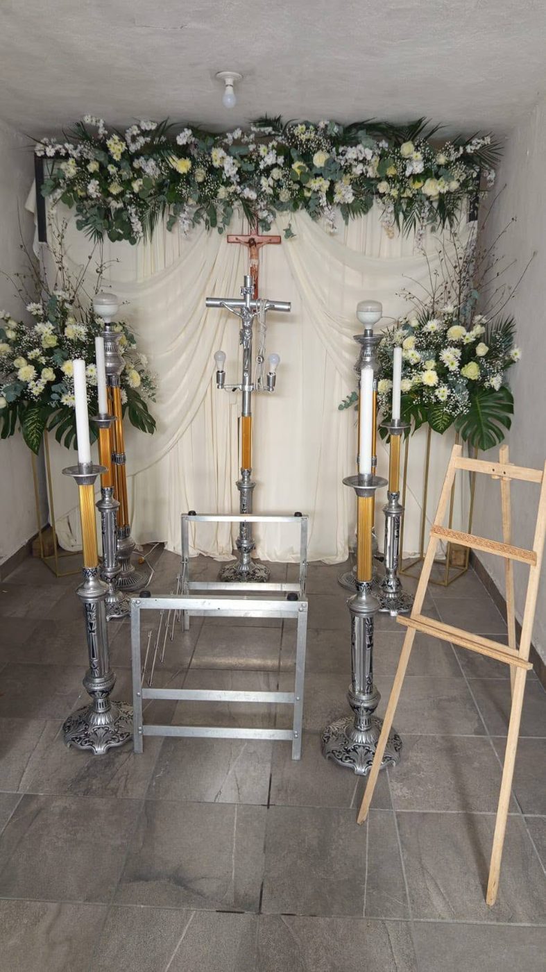 Montaje con flores y soportes ceremoniales