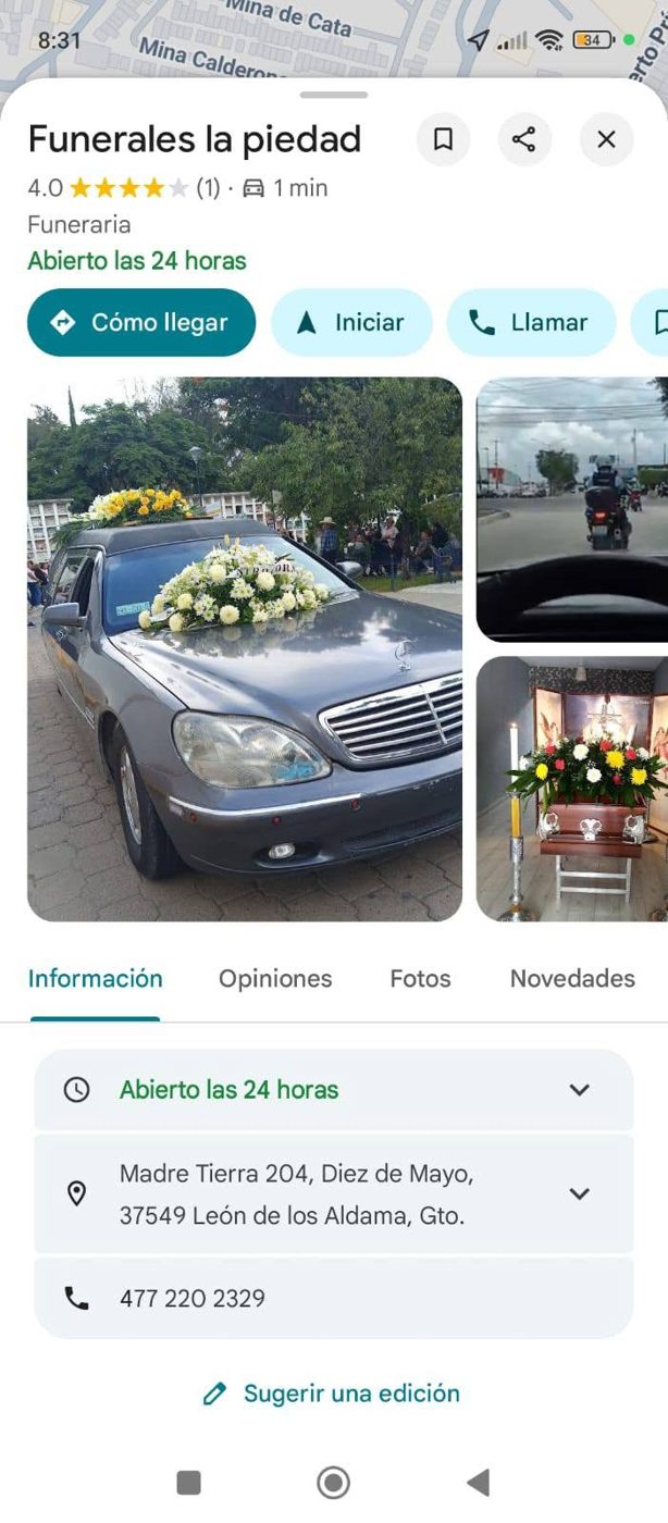 Carroza gris de Funerales La Piedad con arreglos florales