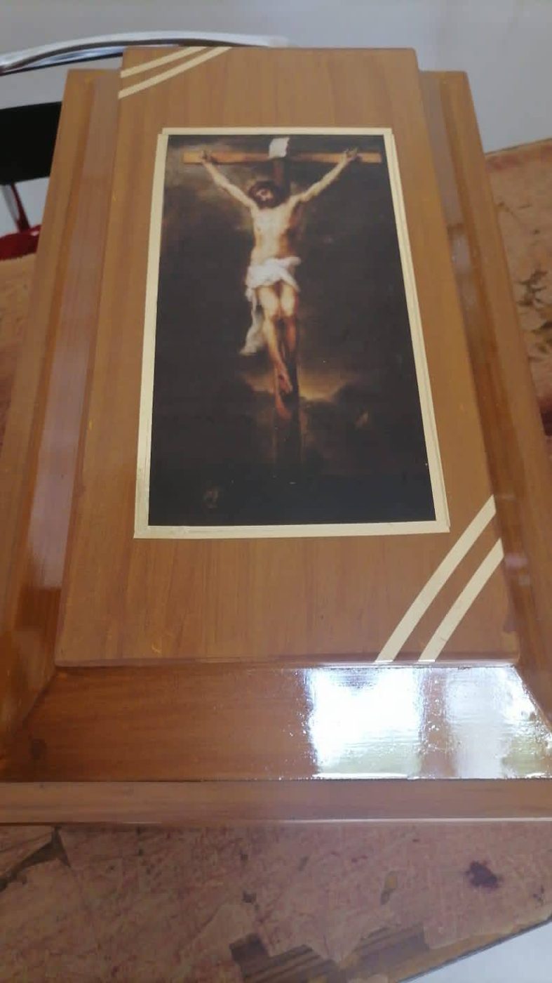 Urna funeraria con imagen religiosa