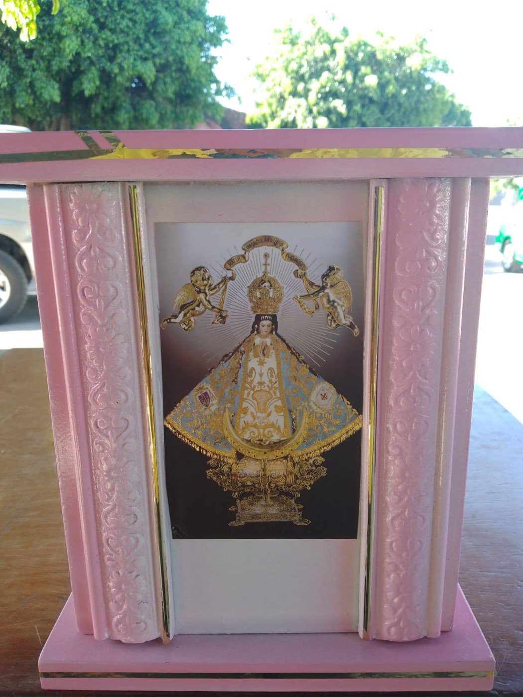 Urna rosa con imagen de la Virgen