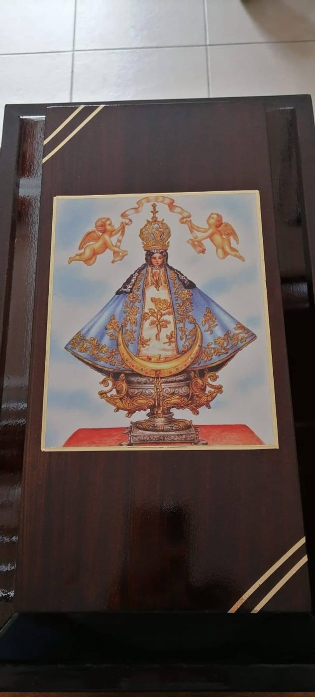 Urna con imagen mariana en Funerales La Piedad