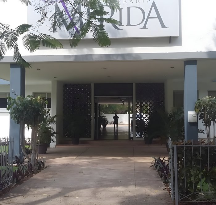 Fachada y entrada de Funeraria Mérida en Avenida Itzáes