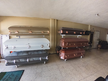 Interior de Funeraria El Ángel en León con ataúdes